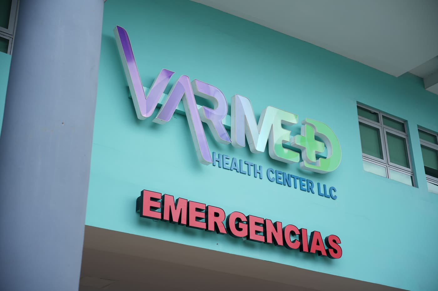 Entrada de la Sala de Emergencias de Varmed Health Center