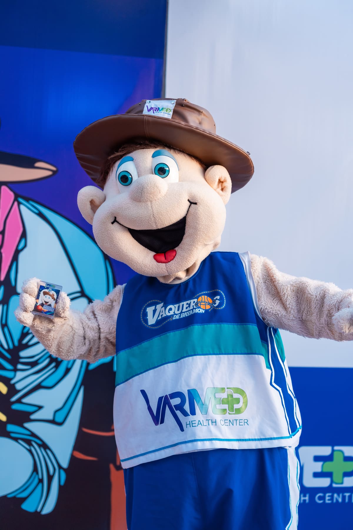 Pepe IPA, la mascota de Varmed Health Center, en un evento comunitario